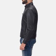 
Austere Matte Schwarz Leder-Bikerjacke für Herren - Seitenansicht mit ergonomischem Ärmelschnitt & sportlicher Passform
