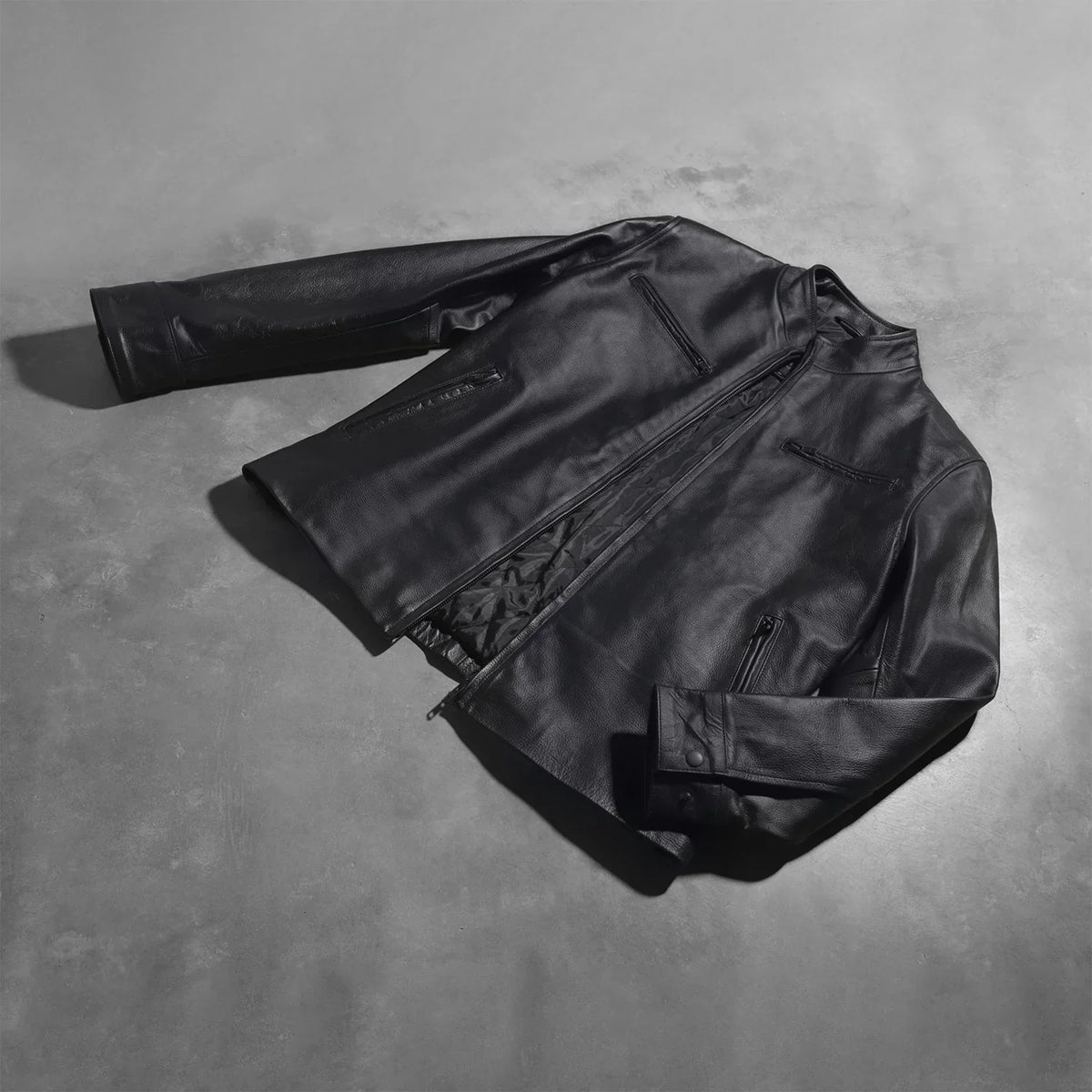 
Button & Hem Craftsmanship Construction Detail on Austere Matte Schwarz Leder-Bikerjacke für Herren