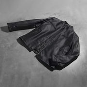 
Button & Hem Craftsmanship Construction Detail on Austere Matte Schwarz Leder-Bikerjacke für Herren