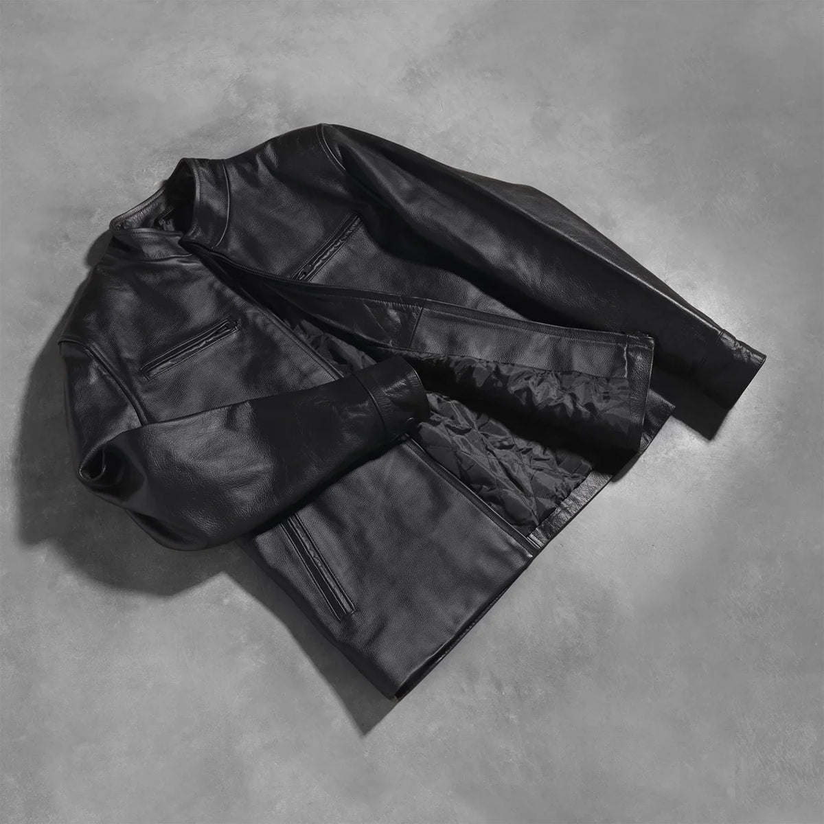 
Passform-Perspektive von Austere Matte Schwarz Leder-Bikerjacke für Herren am Model - Natürlicher Faltenwurf im Tageslicht
