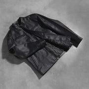 
Passform-Perspektive von Austere Matte Schwarz Leder-Bikerjacke für Herren am Model - Natürlicher Faltenwurf im Tageslicht