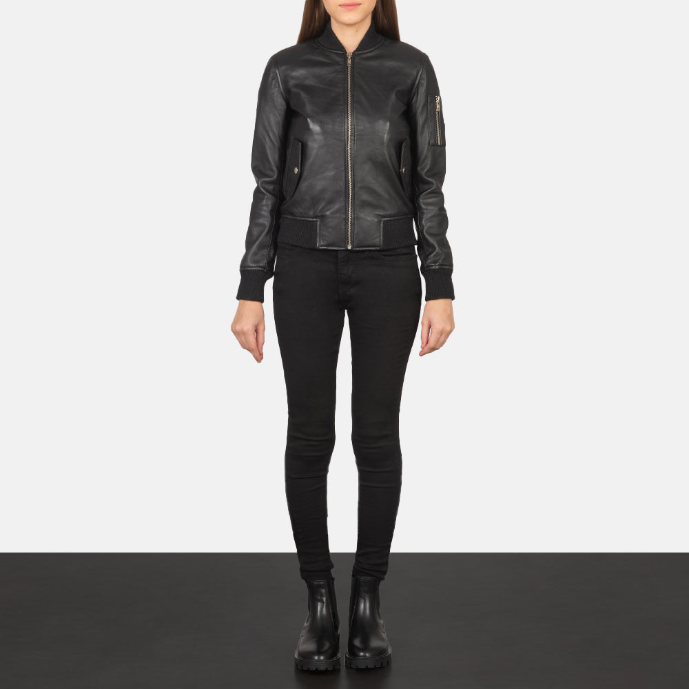 Women's Ava Ma-1 Black Leather Bomber Jacket - Seitenansicht mit ergonomischem Ärmelschnitt