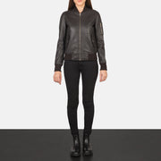 Women's Ava Ma-1 Brown Leather Bomber Jacket - Seitenansicht mit ergonomischem Ärmelschnitt