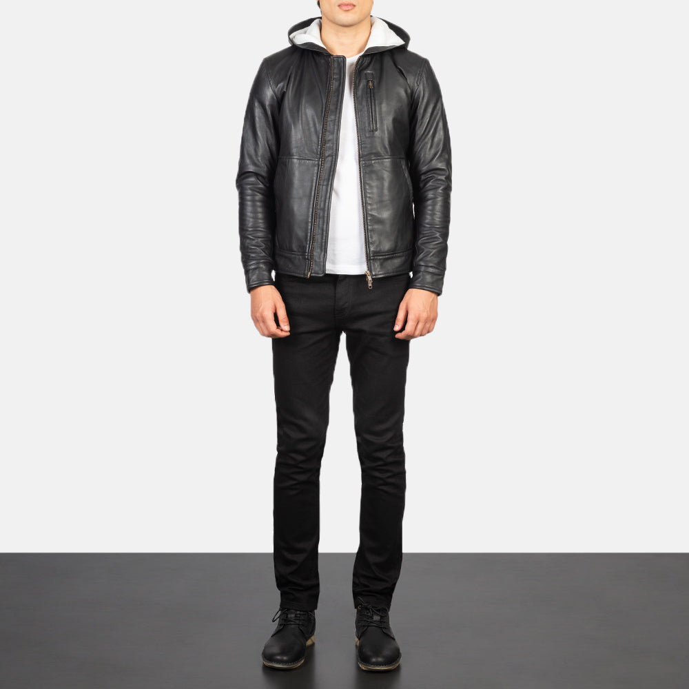 
Baston Black Hooded Leather Bomber Jacket - Seitenansicht mit ergonomischem Ärmelschnitt & sportlicher Passform