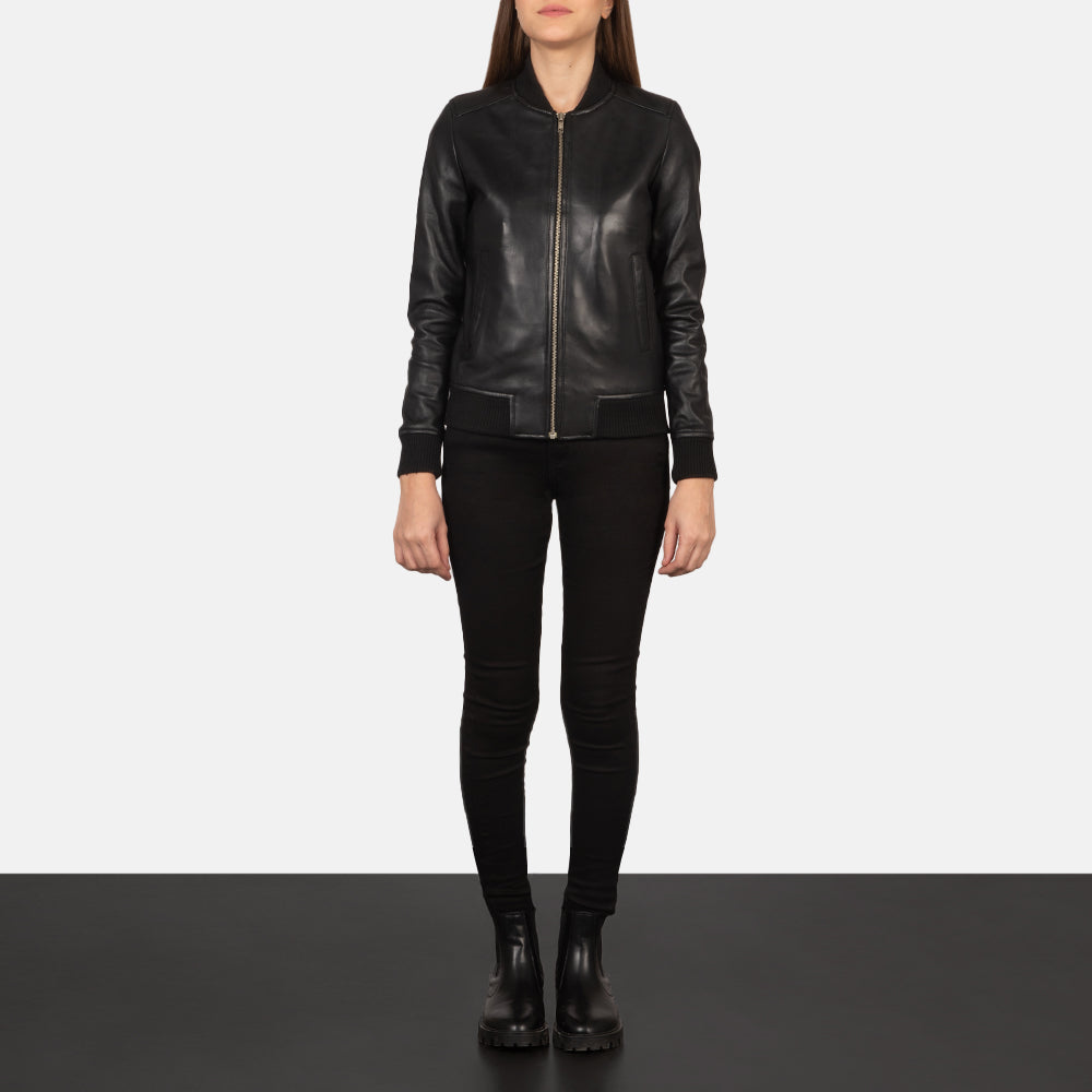 Women's Bliss Schwarz Leder-Bomberjacke für Damen - Seitenansicht mit ergonomischem Ärmelschnitt