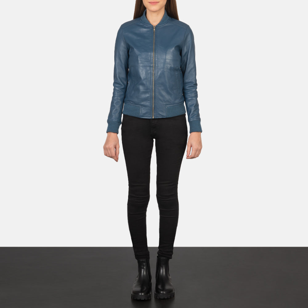 Women's Bliss Blau Leder-Bomberjacke für Damen - Seitenansicht mit ergonomischem Ärmelschnitt