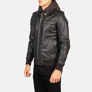 
Passform-Perspektive von Bravado Black Hooded Leather Bomber Jacket am Model - Natürlicher Faltenwurf im Tageslicht