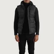 Bryan Schwarz Puffer Vest für Herren in Black Full-Grain Leather - Vorderansicht &amp; maßgeschneiderte Silhouette | Online Kaufen