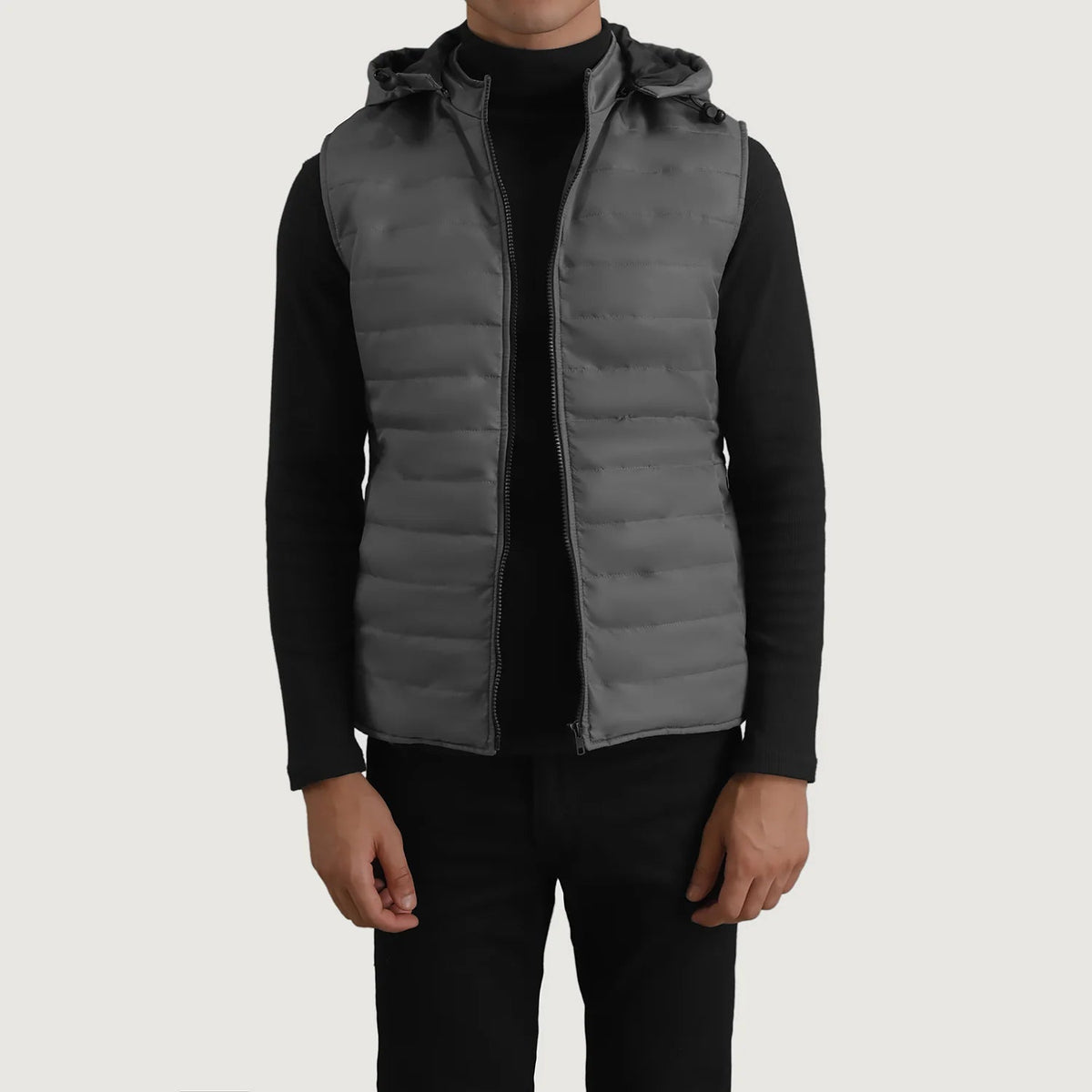
Carlo Grau Kapuzen-Steppweste für Herren in Green Full-Grain Leather - Vorderansicht & maßgeschneiderte Silhouette | Online Kaufen
