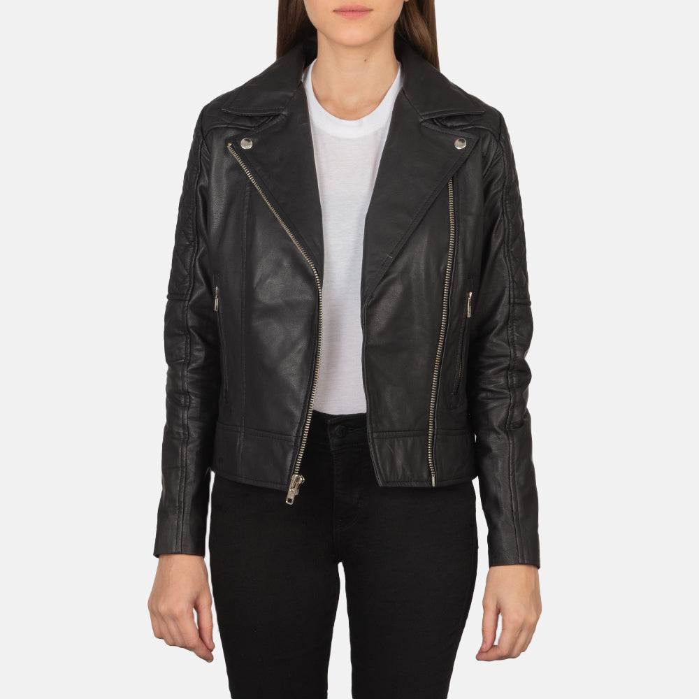 
Carolyn Quilted Black Biker Jacket in Black Goatskin Leather - Vorderansicht & maßgeschneiderte Silhouette | Online Kaufen