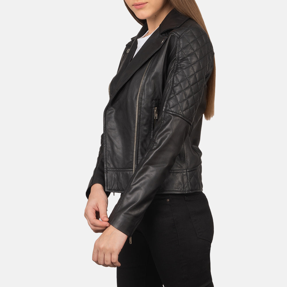 
Black Goatskin Leather Biker Jacket - Rückansicht mit passgenauen Schultern & sauberem Saum