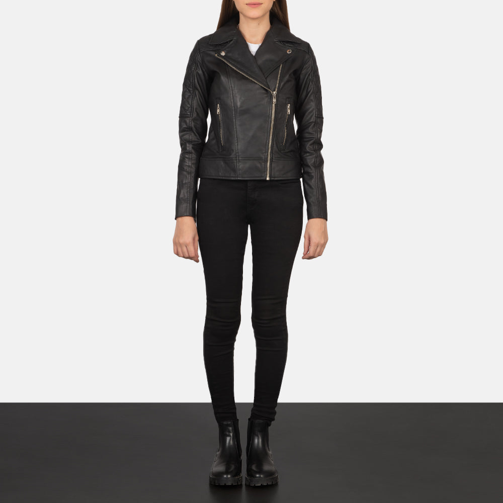 
Carolyn Quilted Black Biker Jacket - Seitenansicht mit ergonomischem Ärmelschnitt & sportlicher Passform
