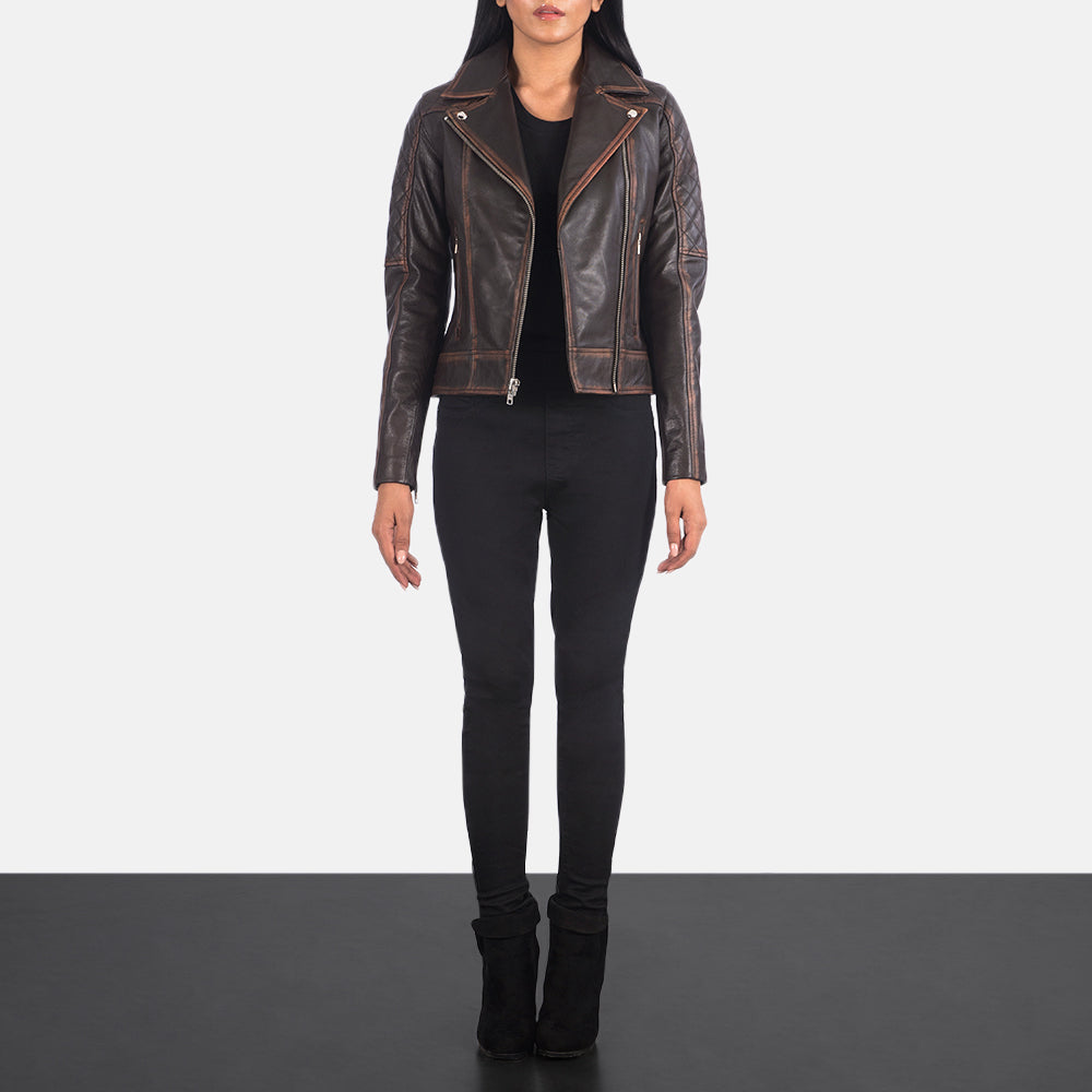 
Carolyn Quilted Vintage Brown Biker Jacket - Seitenansicht mit ergonomischem Ärmelschnitt & sportlicher Passform