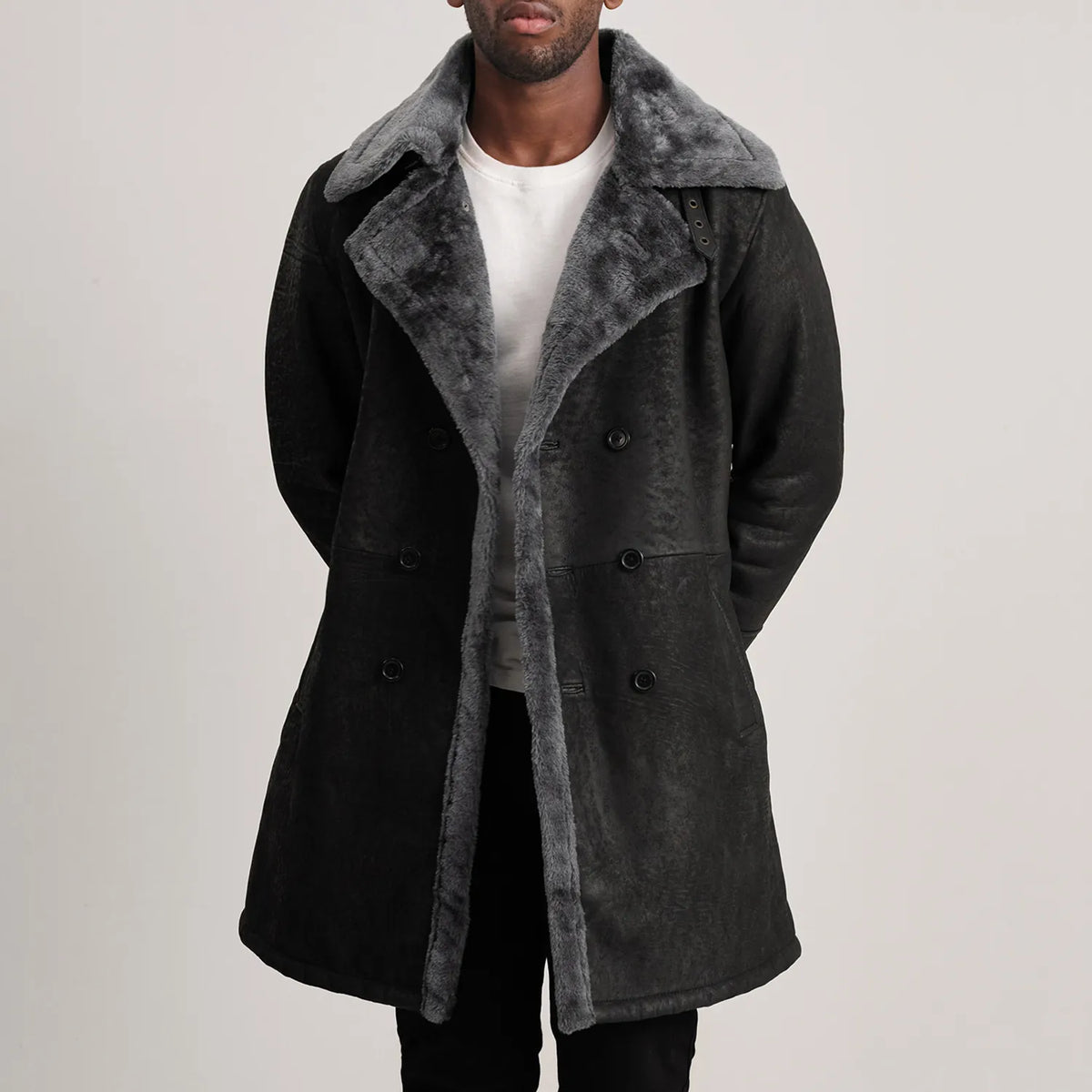 Charles Brown Suede Leather Shearling Double-Breasted Coat in Brown Goatskin Suede - Vorderansicht &amp; maßgeschneiderte Silhouette | Online Kaufen