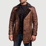 Men's Cinnamon Distressed Leather Fur Ledermantel für Herren in Distressed Brown Sheepskin Burnishing - Vorderansicht &amp; maßgeschneiderte Silhouette | Online Kaufen