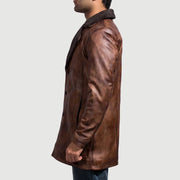 Detailansicht of Notch &amp; Button Hardware on Men's Cinnamon Distressed Leather Fur Ledermantel für Herren