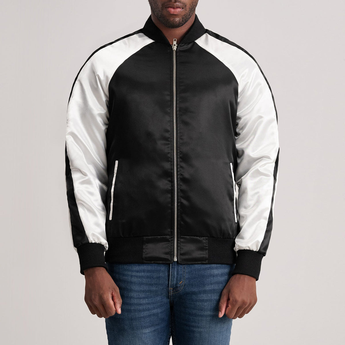 Clarke Schwarz Varsity Lederjacke für Herren in Black &amp; White Satin - Vorderansicht &amp; maßgeschneiderte Silhouette | Online Kaufen