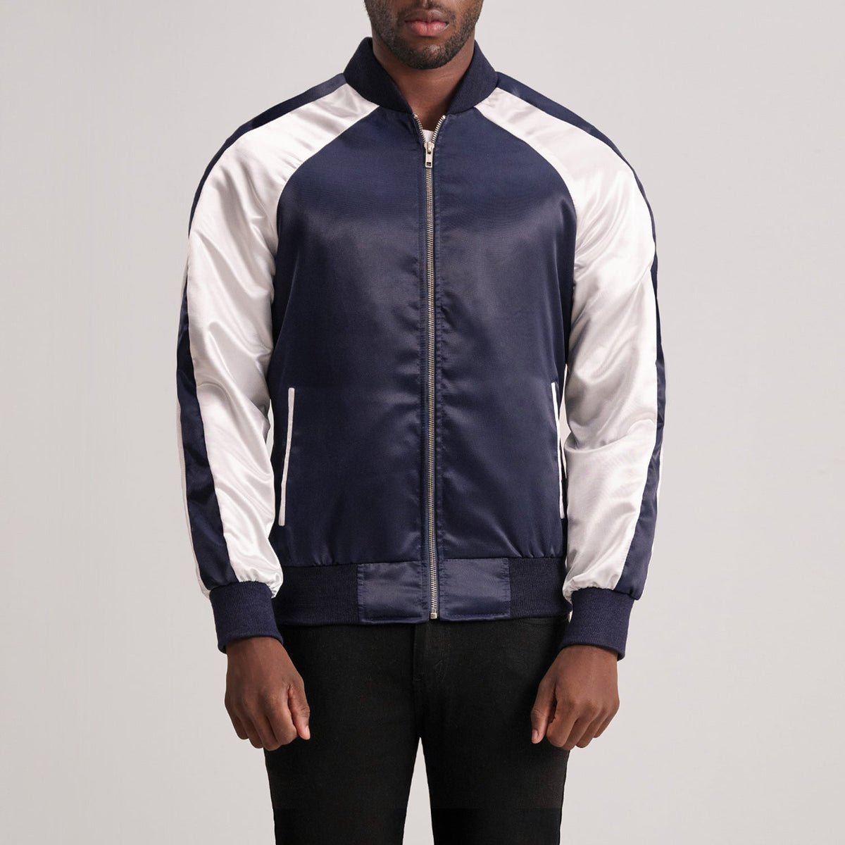 
Clarke Blau Varsity Lederjacke für Herren in Blue & White Satin - Vorderansicht & maßgeschneiderte Silhouette | Online Kaufen