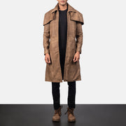 Men's Classic Braun Leather Duster für Herren in Distressed Brown Sheepskin Snuffed - Vorderansicht &amp; maßgeschneiderte Silhouette | Online Kaufen