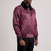 
Maroon Satin Bomber Jacket - Rückansicht mit passgenauen Schultern & sauberem Saum