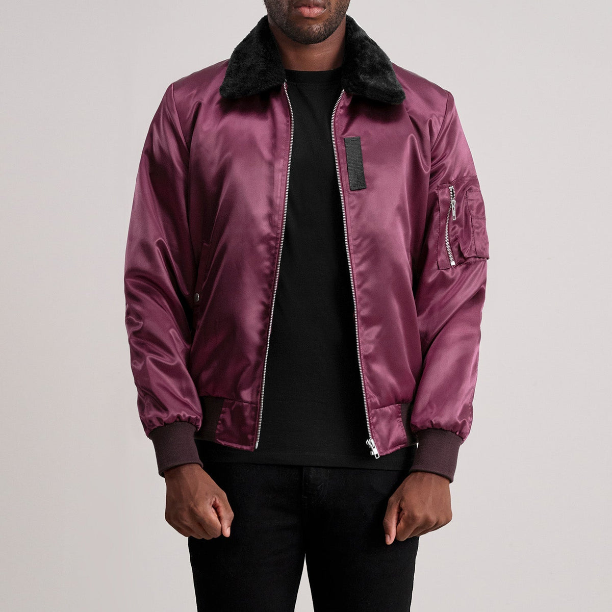 
Clyde B-15 Kastanienbraun Leder-Bomberjacke für Herren - Seitenansicht mit ergonomischem Ärmelschnitt & sportlicher Passform