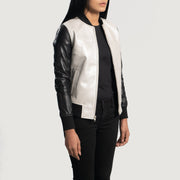 
Silver & Black Sheepskin Leather Bomber Jacket - Rückansicht mit passgenauen Schultern & sauberem Saum