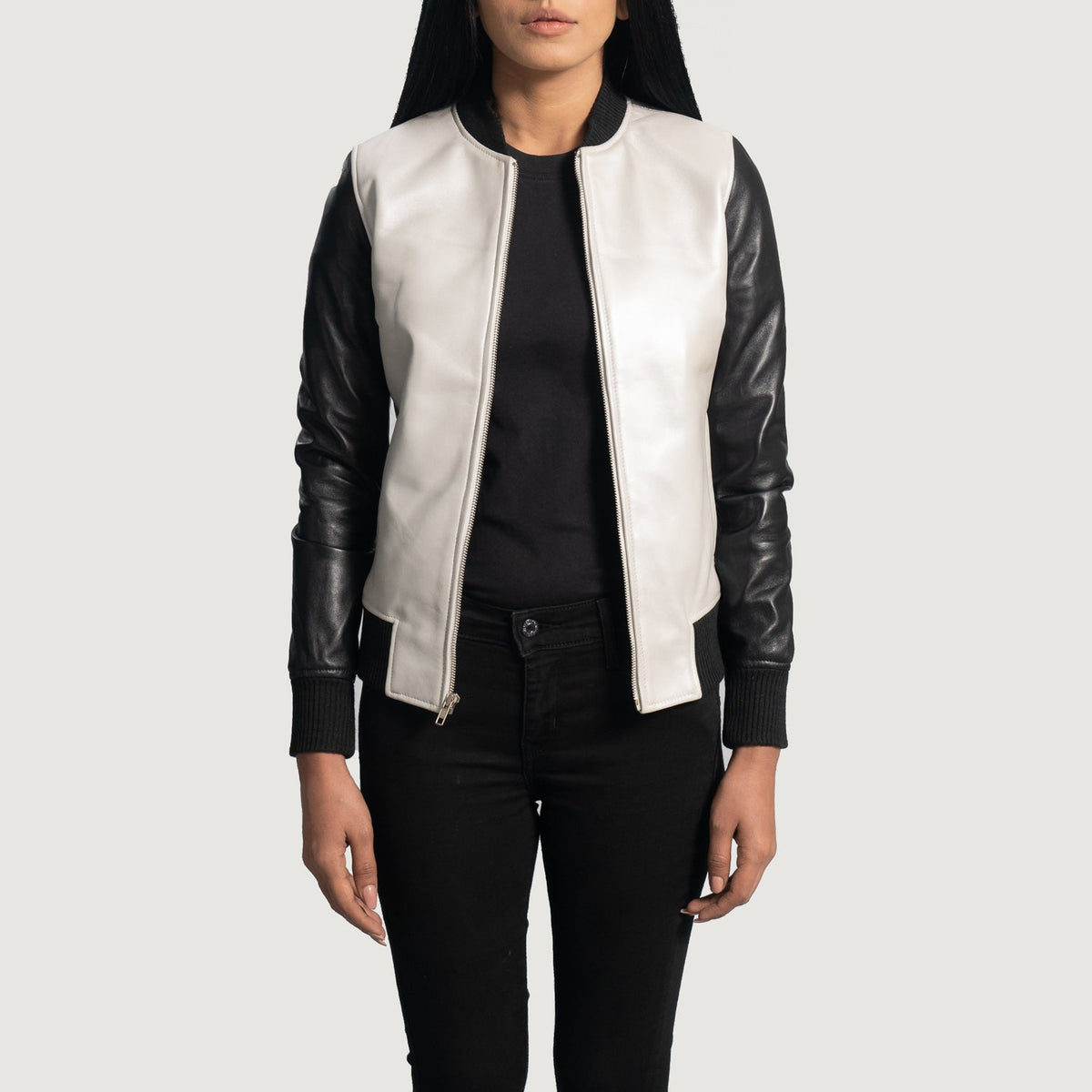 
Cole Silver Leder-Bomberjacke für Damen - Seitenansicht mit ergonomischem Ärmelschnitt & sportlicher Passform