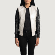 
Cole Silver Leder-Bomberjacke für Damen - Seitenansicht mit ergonomischem Ärmelschnitt & sportlicher Passform