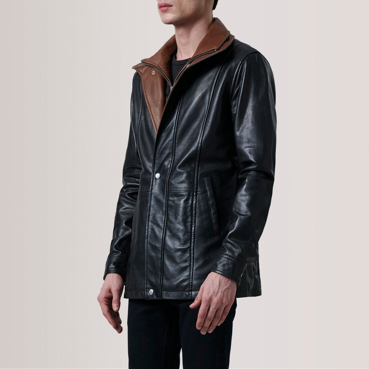 Connor Black Leather Coat For Men - Seitenansicht mit ergonomischem Ärmelschnitt