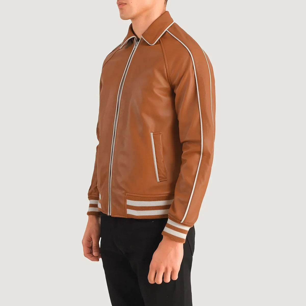 Tan Brown Sheepskin Leather Varsity Jacket - Rückansicht mit passgenauen Schultern &amp; sauberem Saum