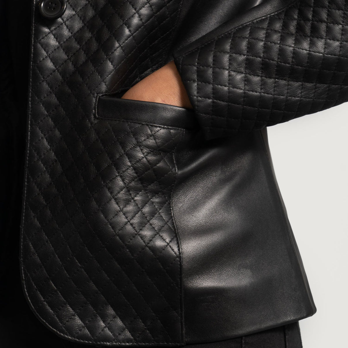 Detailansicht of Notch &amp; Button Hardware on Women's Cora Gesteppt Schwarz Lederblazer für Damen