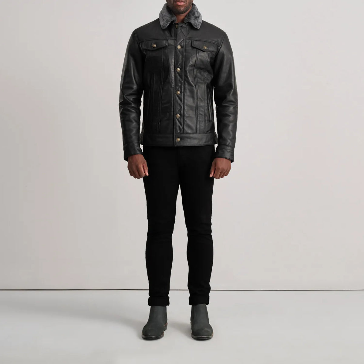 Dallis Schwarz Leather Shearling Trucker Lederjacke für Herren - Seitenansicht mit ergonomischem Ärmelschnitt