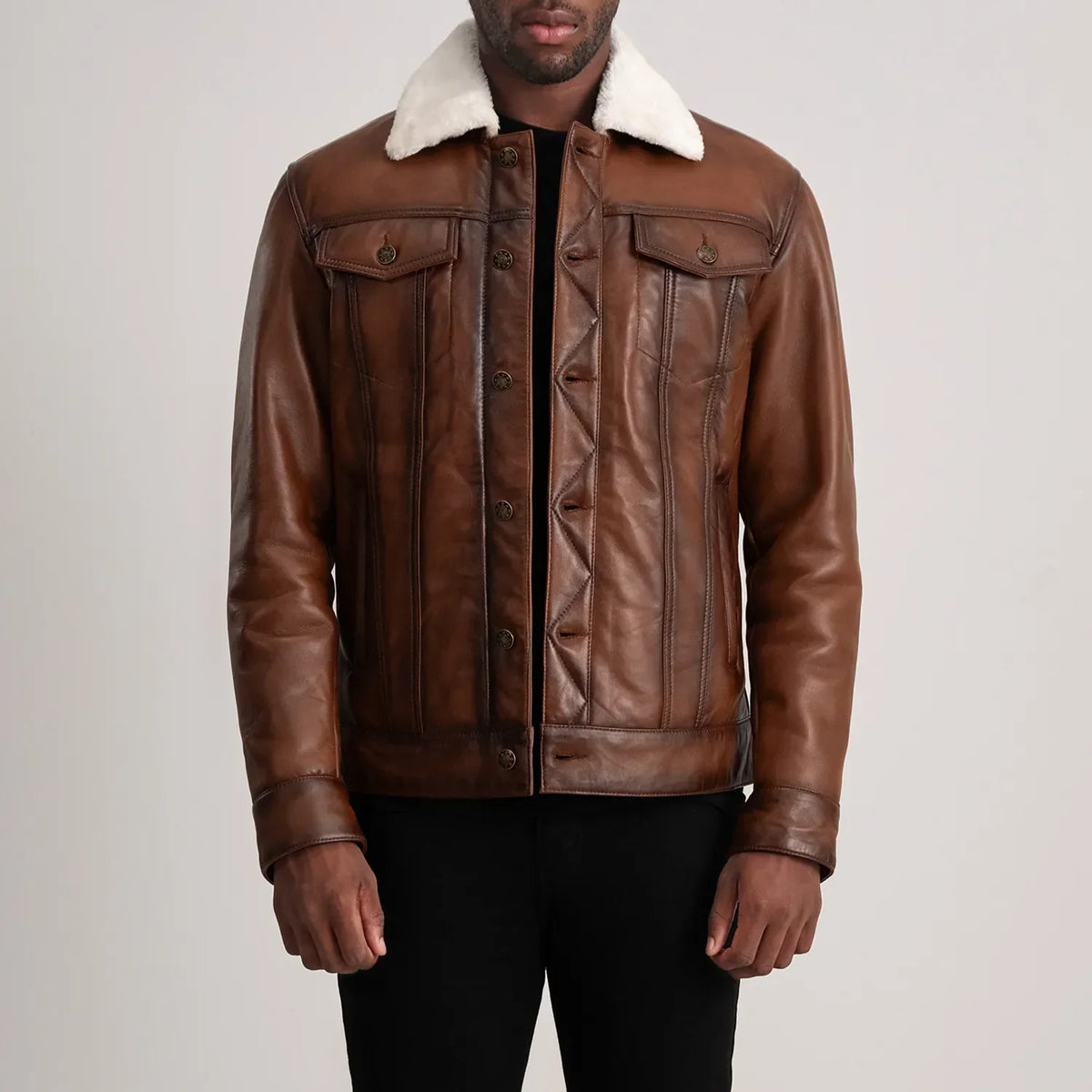 Dallis Braun Leather Shearling Trucker Lederjacke für Herren in Waxed Brown Sheepskin Leather - Vorderansicht &amp; maßgeschneiderte Silhouette | Online Kaufen