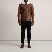 Dallis Braun Leather Shearling Trucker Lederjacke für Herren - Seitenansicht mit ergonomischem Ärmelschnitt