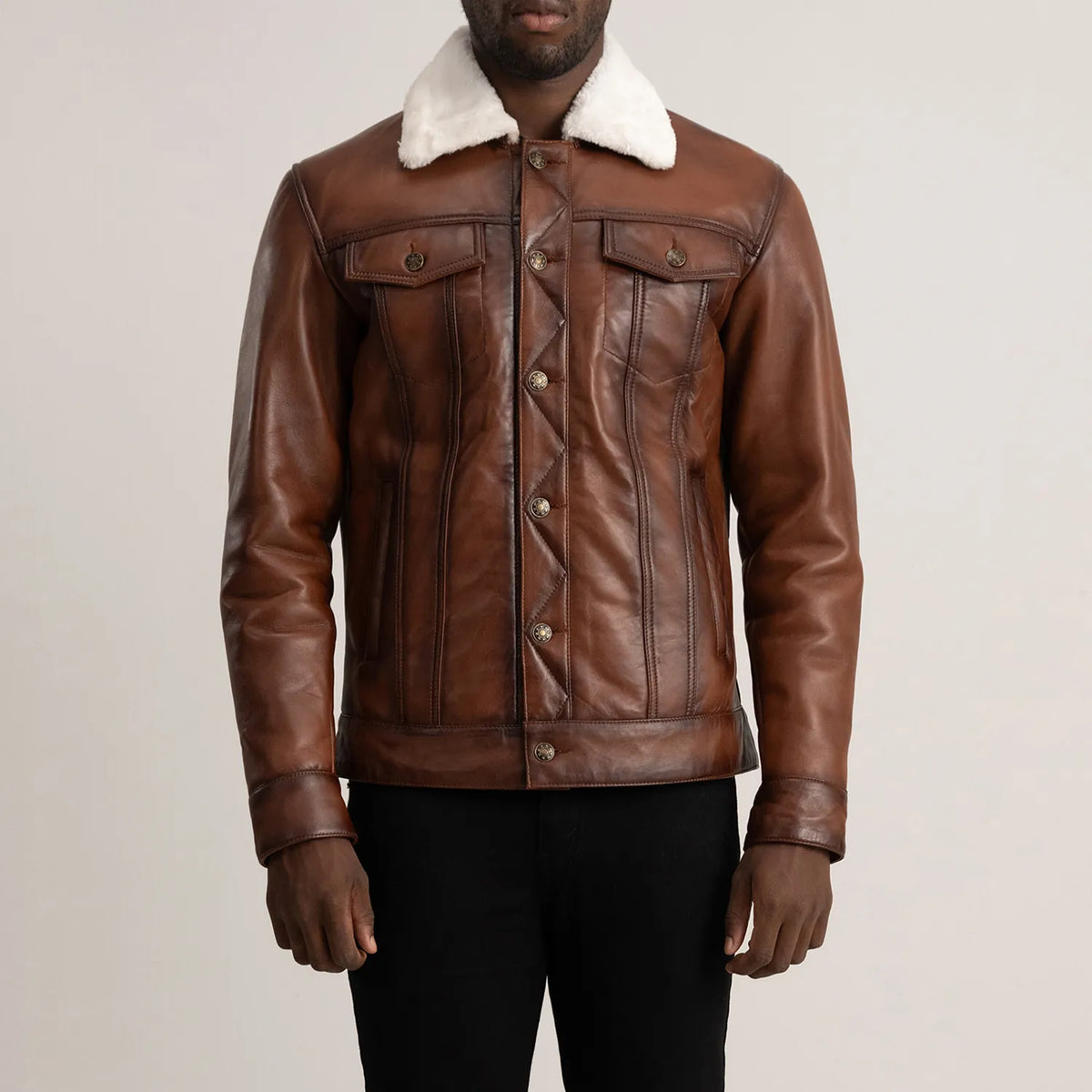 Detailansicht of Classic Collar &amp; Button Hardware on Dallis Braun Leather Shearling Trucker Lederjacke für Herren