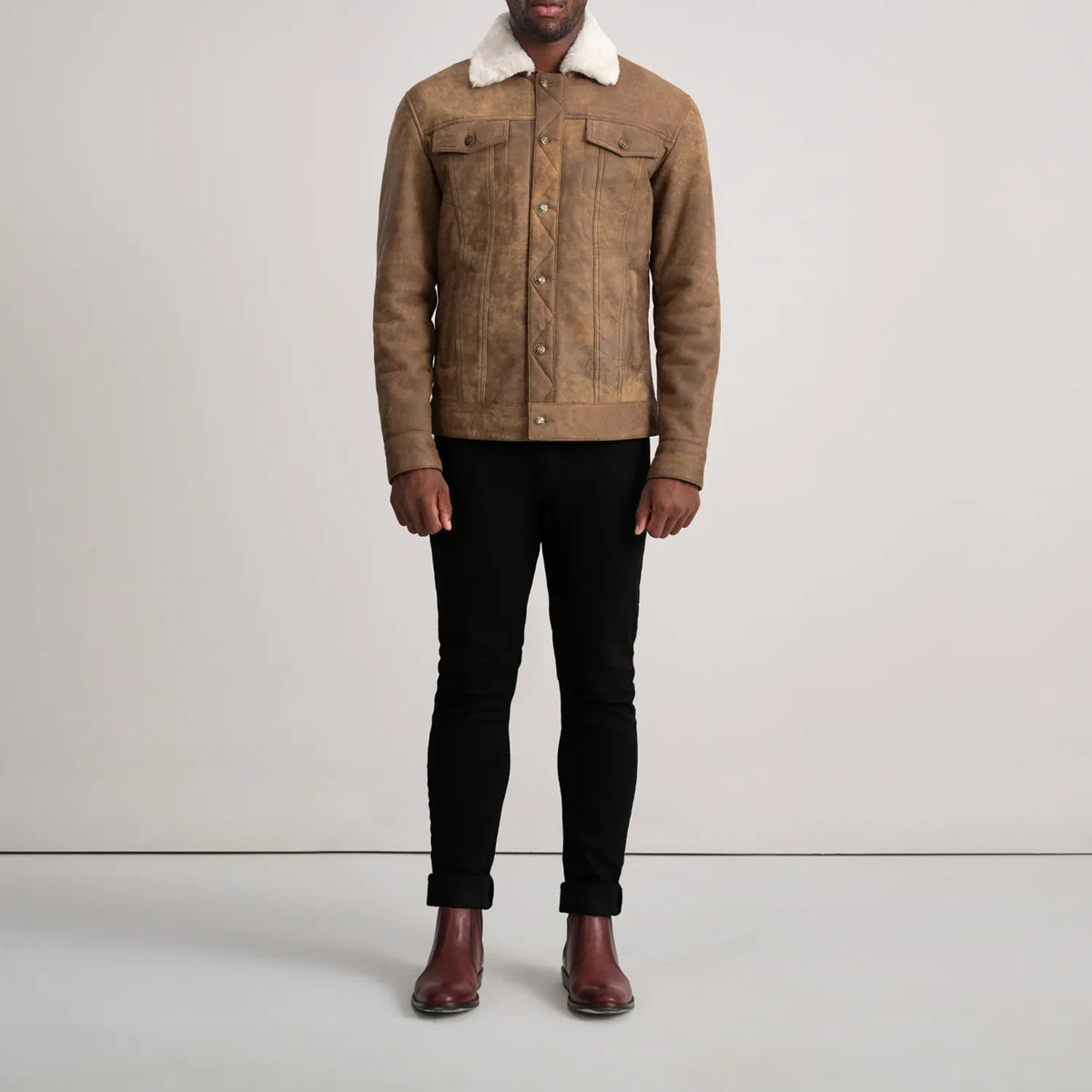 
Dallis Snuffed Brown Shearling Trucker Jacket - Seitenansicht mit ergonomischem Ärmelschnitt & sportlicher Passform
