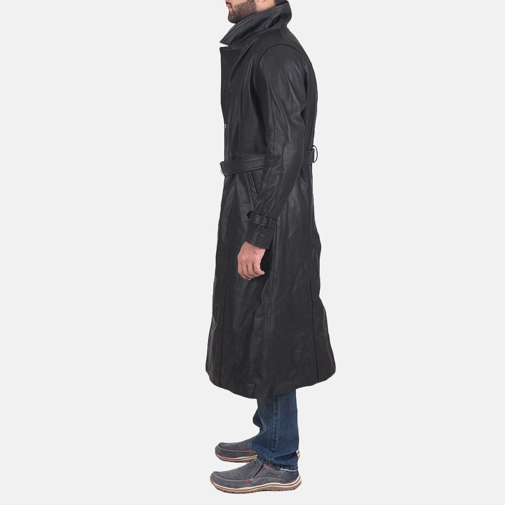 
Daniel Schwarz Leder-Trenchcoat für Herren - Seitenansicht mit ergonomischem Ärmelschnitt & sportlicher Passform