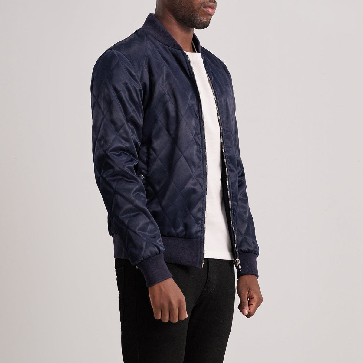 Blue Satin Varsity Jacket - Rückansicht mit passgenauen Schultern &amp; sauberem Saum