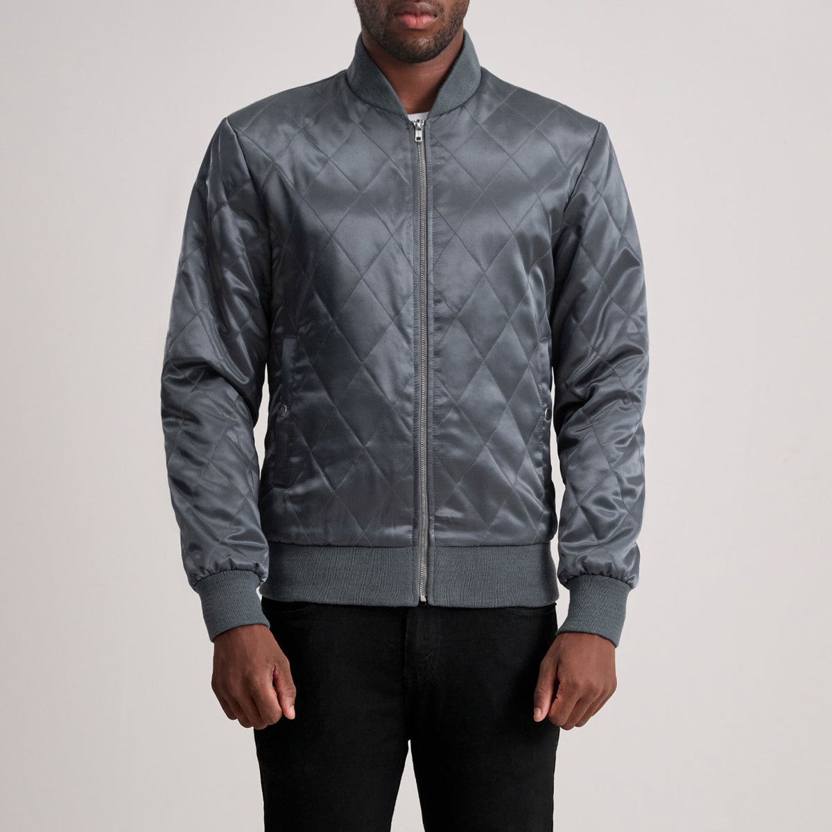 Danson Gesteppt Grau Varsity Lederjacke für Herren in Grey Satin - Vorderansicht &amp; maßgeschneiderte Silhouette | Online Kaufen