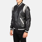 Black &amp; White Sheepskin Leather Varsity Jacket - Rückansicht mit passgenauen Schultern &amp; sauberem Saum