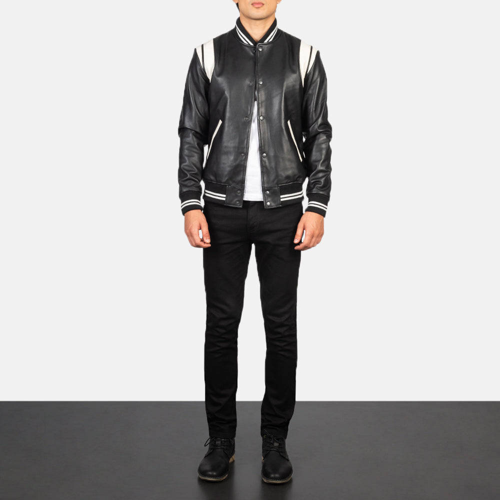 Men's Dantee Schwarz Leather Varsity Lederjacke für Herren - Seitenansicht mit ergonomischem Ärmelschnitt