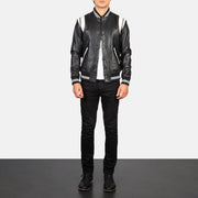 Men's Dantee Schwarz Leather Varsity Lederjacke für Herren - Seitenansicht mit ergonomischem Ärmelschnitt