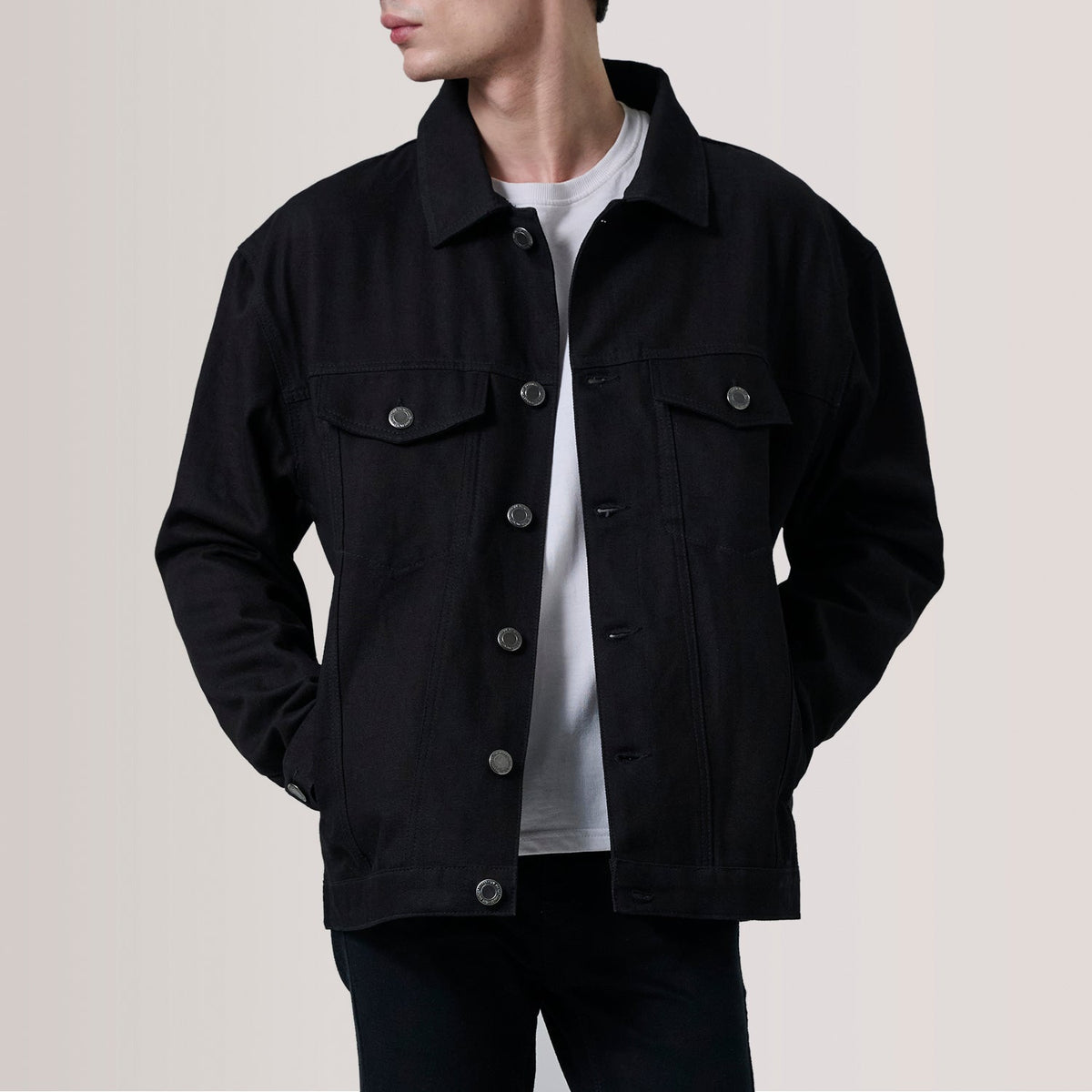Eddie Schwarz Oversized Denim Trucker Lederjacke für Herren For Men in Black Full-Grain Leather - Vorderansicht &amp; maßgeschneiderte Silhouette | Online Kaufen