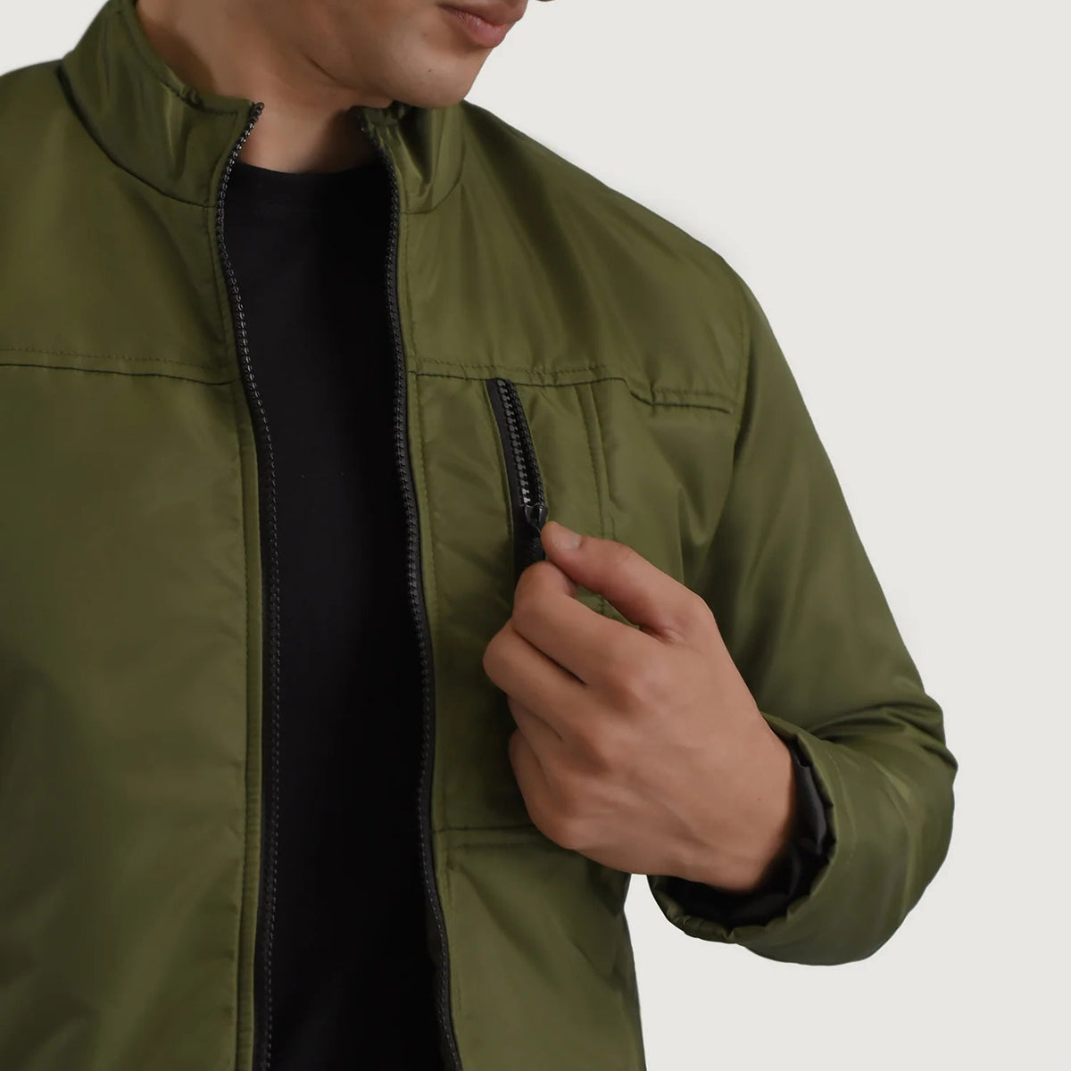 
Innenansicht Showing Quilted Viscose Lining & Zwei funktionale Innentaschen