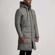 
Passform-Perspektive von Floyd Tan Hooded Leather Puffer Coat am Model - Natürlicher Faltenwurf im Tageslicht