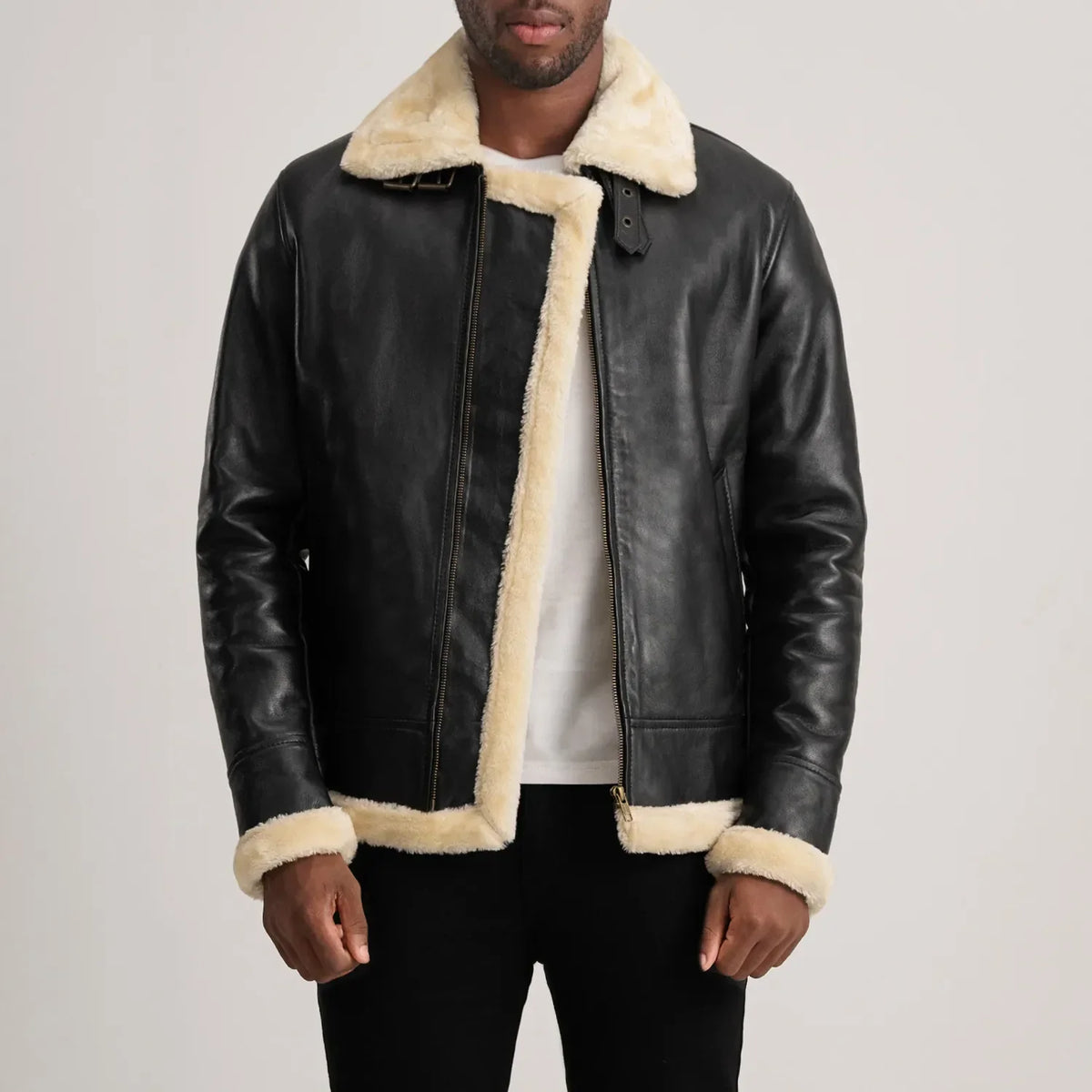 
Francis B-3 Black Leather Bomber Jacket in Black Sheepskin Leather - Vorderansicht & maßgeschneiderte Silhouette | Online Kaufen