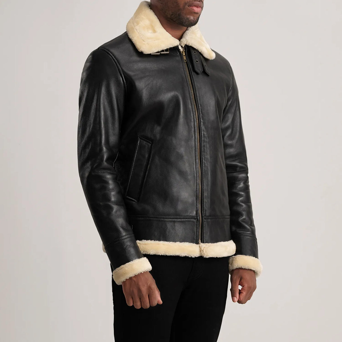 
Black Sheepskin Leather Bomber Jacket - Rückansicht mit passgenauen Schultern & sauberem Saum