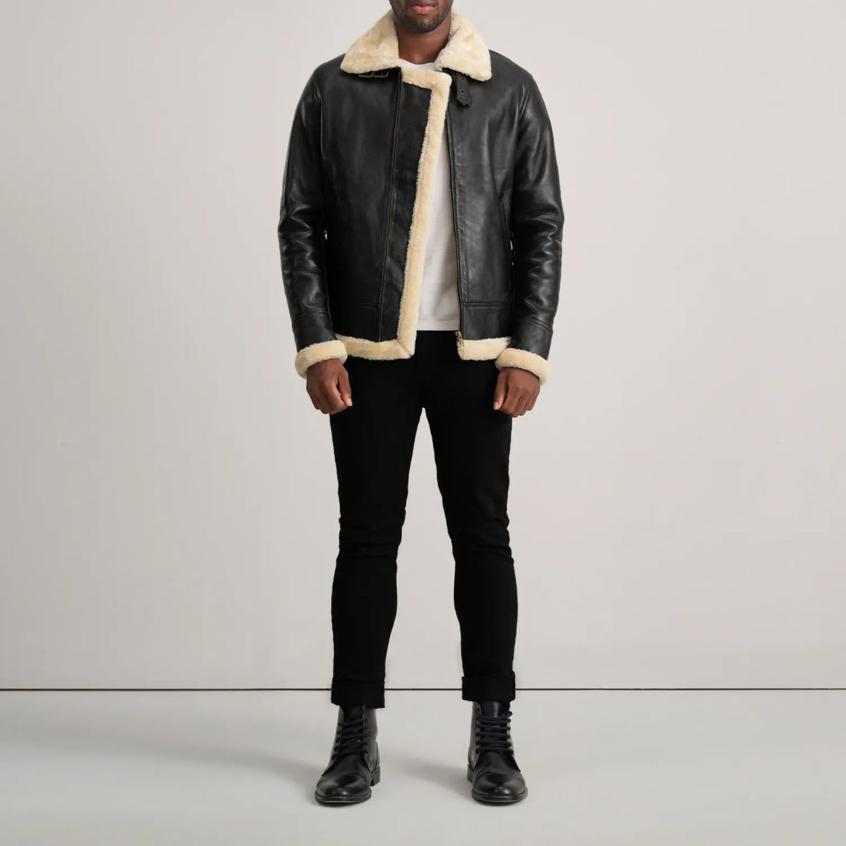 
Francis B-3 Black Leather Bomber Jacket - Seitenansicht mit ergonomischem Ärmelschnitt & sportlicher Passform