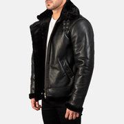 
Passform-Perspektive von Francis B-3 Black Leather Bomber Jacket am Model - Natürlicher Faltenwurf im Tageslicht