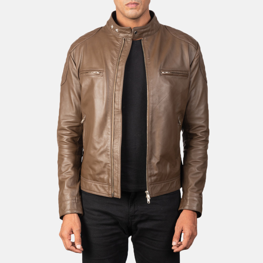 Gatsby Mocha Leder-Bikerjacke für Herren in Dark Brown Sheepskin Leather - Vorderansicht &amp; maßgeschneiderte Silhouette | Online Kaufen